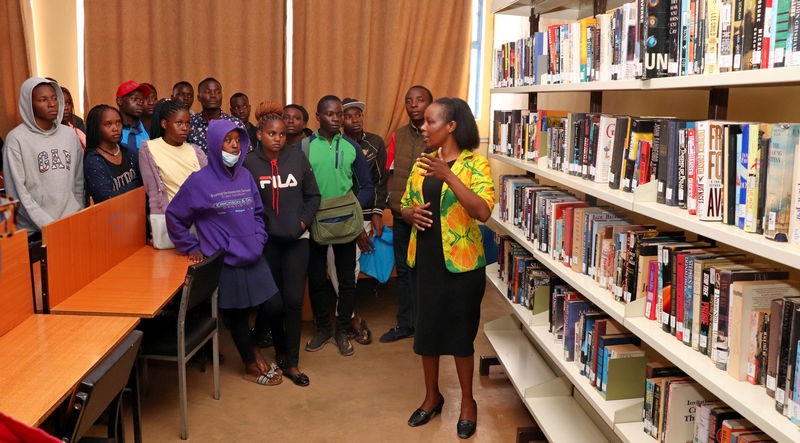 Students tour of the University Library